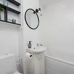아파트 Spacious With Park View 바르샤바