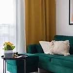Spacious With Park View Apartament