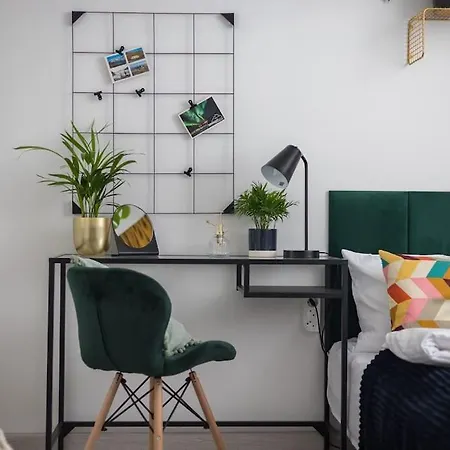 Spacious With Park View Apartment Warschau